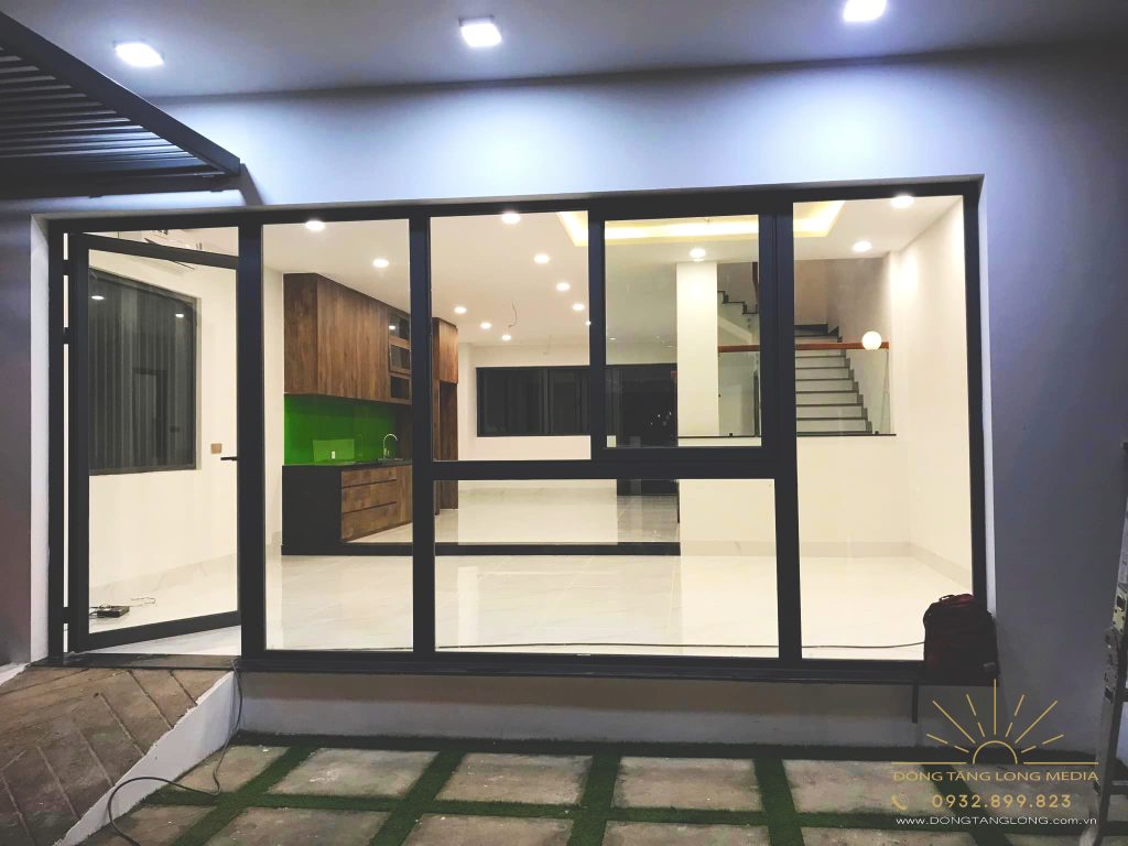 Bên ngoài nhà căn góc 2 mặt tiền đông tăng long hưng lộc