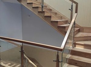 Cầu thang lên tầng nhà phố Ba Son 57 Đường N12